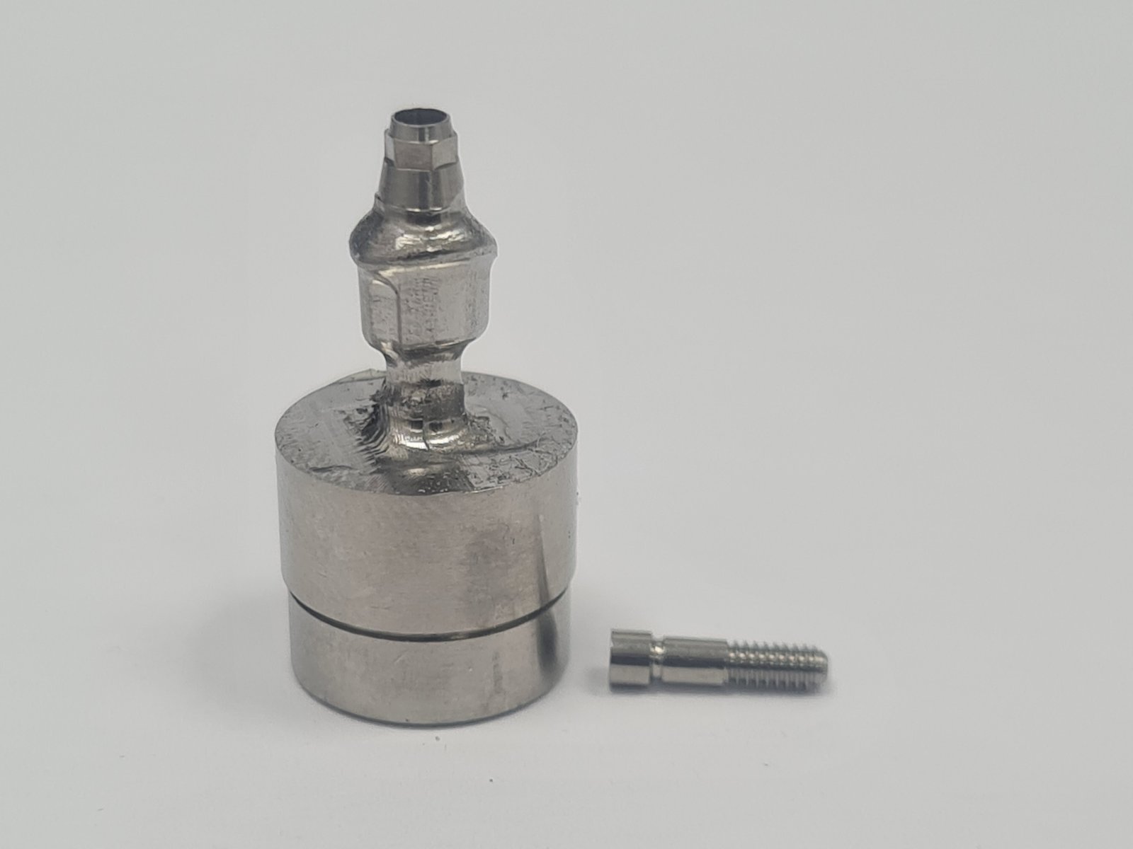 Protezų metalo frezavimo paslauga