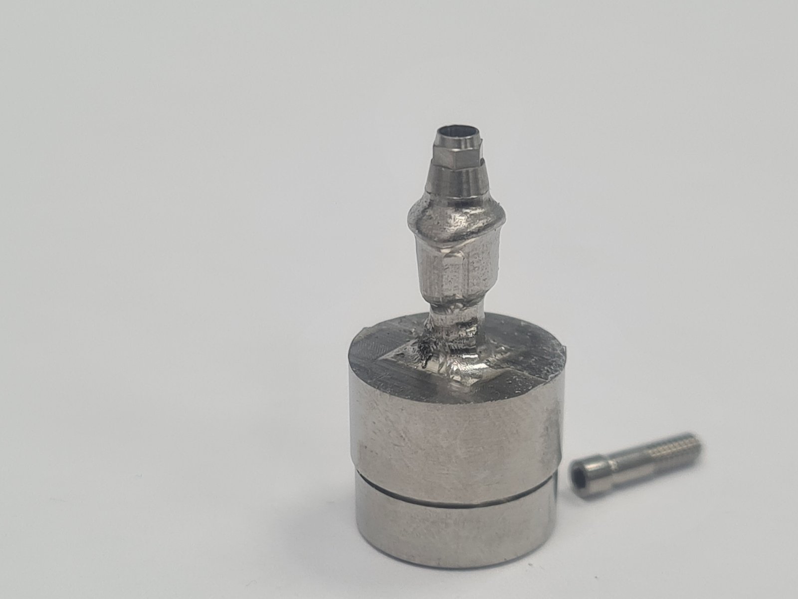 Protezų metalo frezavimo paslauga